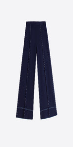 Navy blue blunt knit trousers with central rib detail. White stitching details. Elasticated fabric and waistband.

52% Cotton 42% Polyamide 6% Elastane